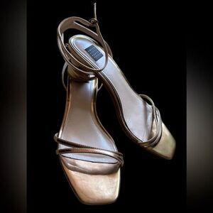 White House Black market Fabulous, strappy BRONZE leather sandal EUC 7M